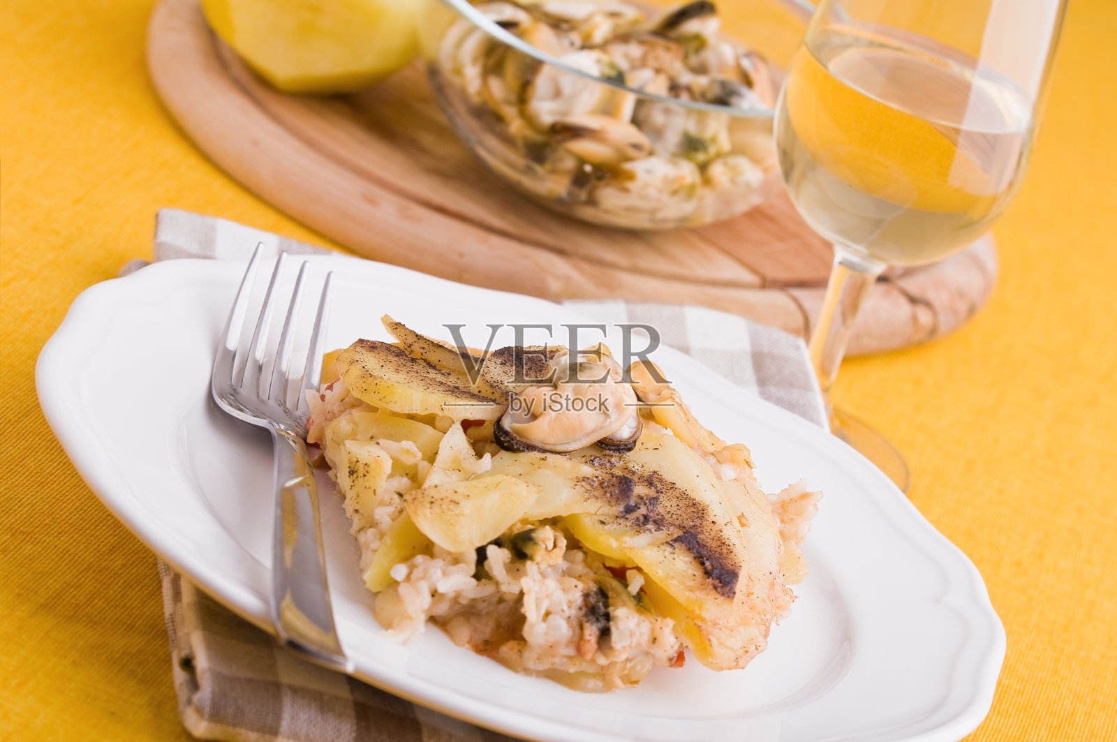 米饭、土豆和贻贝。照片摄影图片