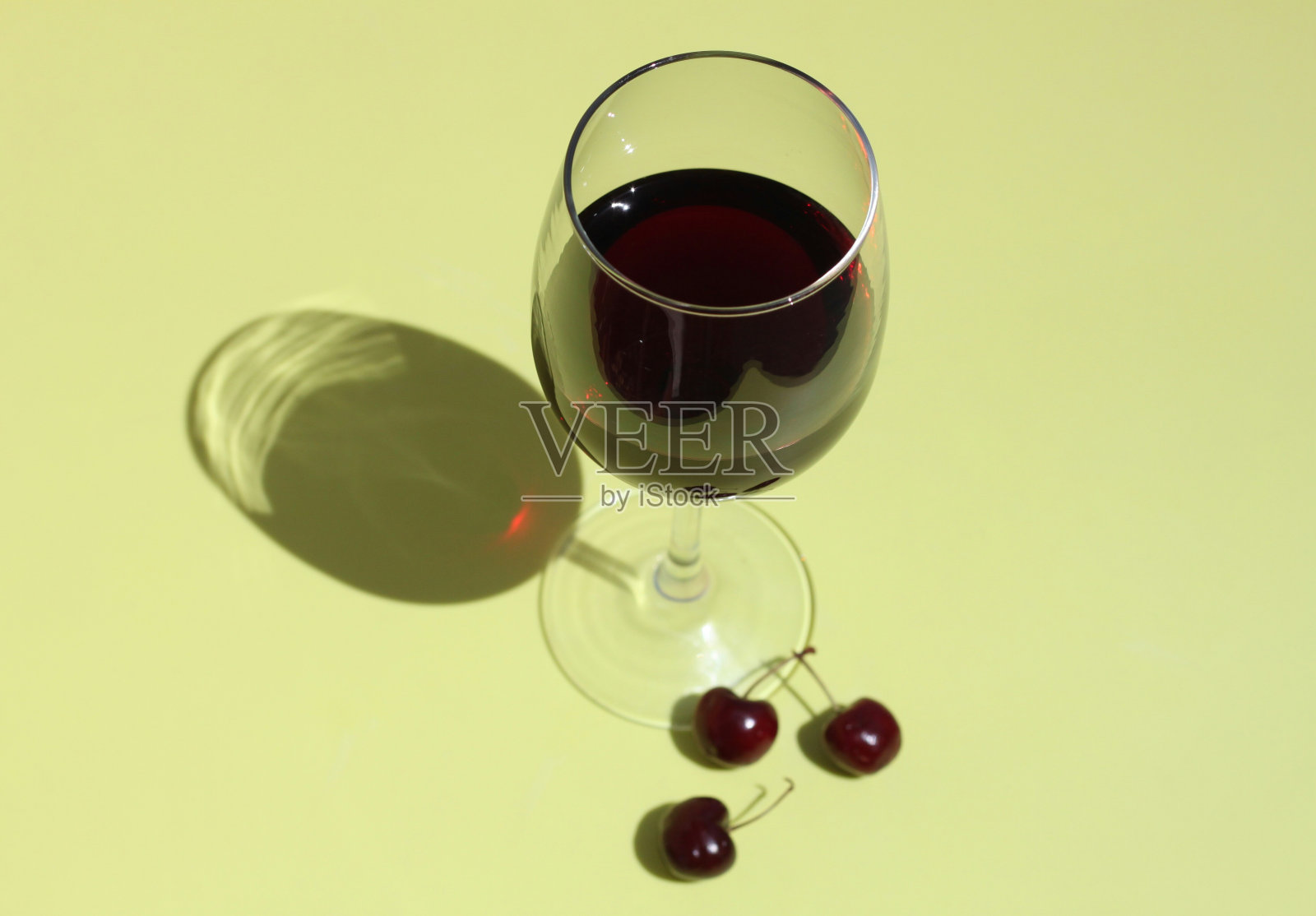 一杯红酒，配三颗樱桃照片摄影图片