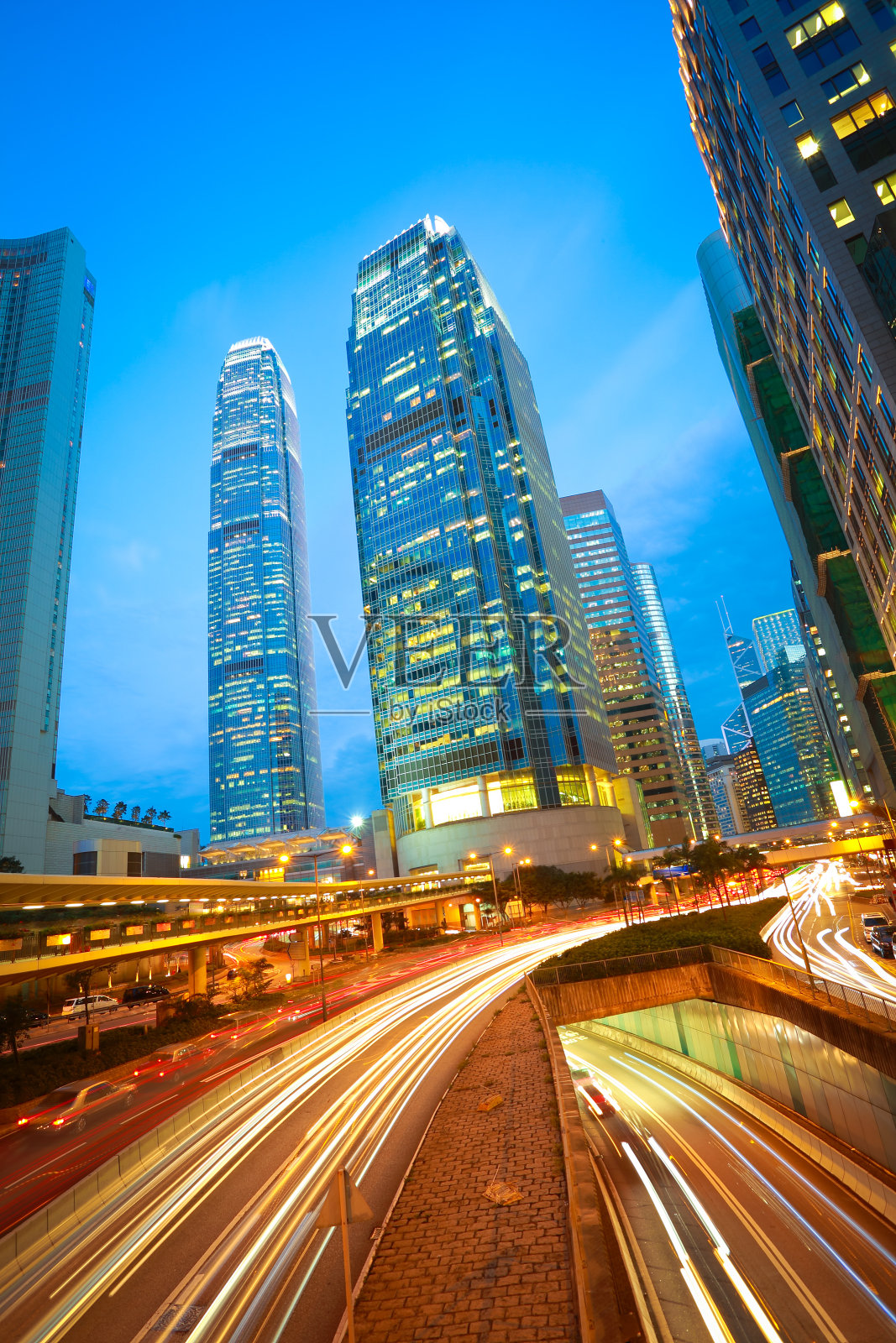 道路隧道是香港现代城市建筑的灯光轨迹照片摄影图片