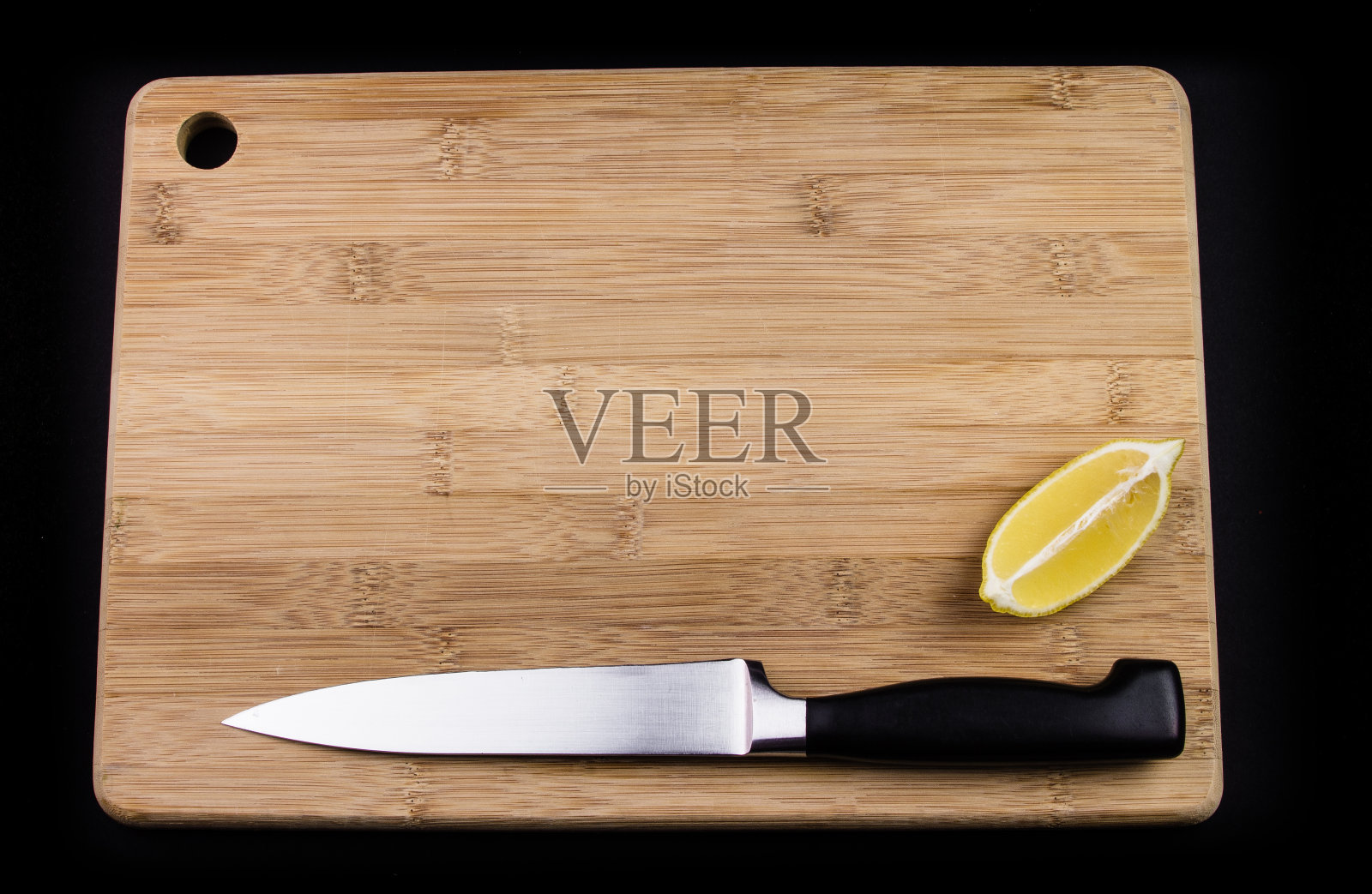 清空砧板、刀和柠檬。照片摄影图片