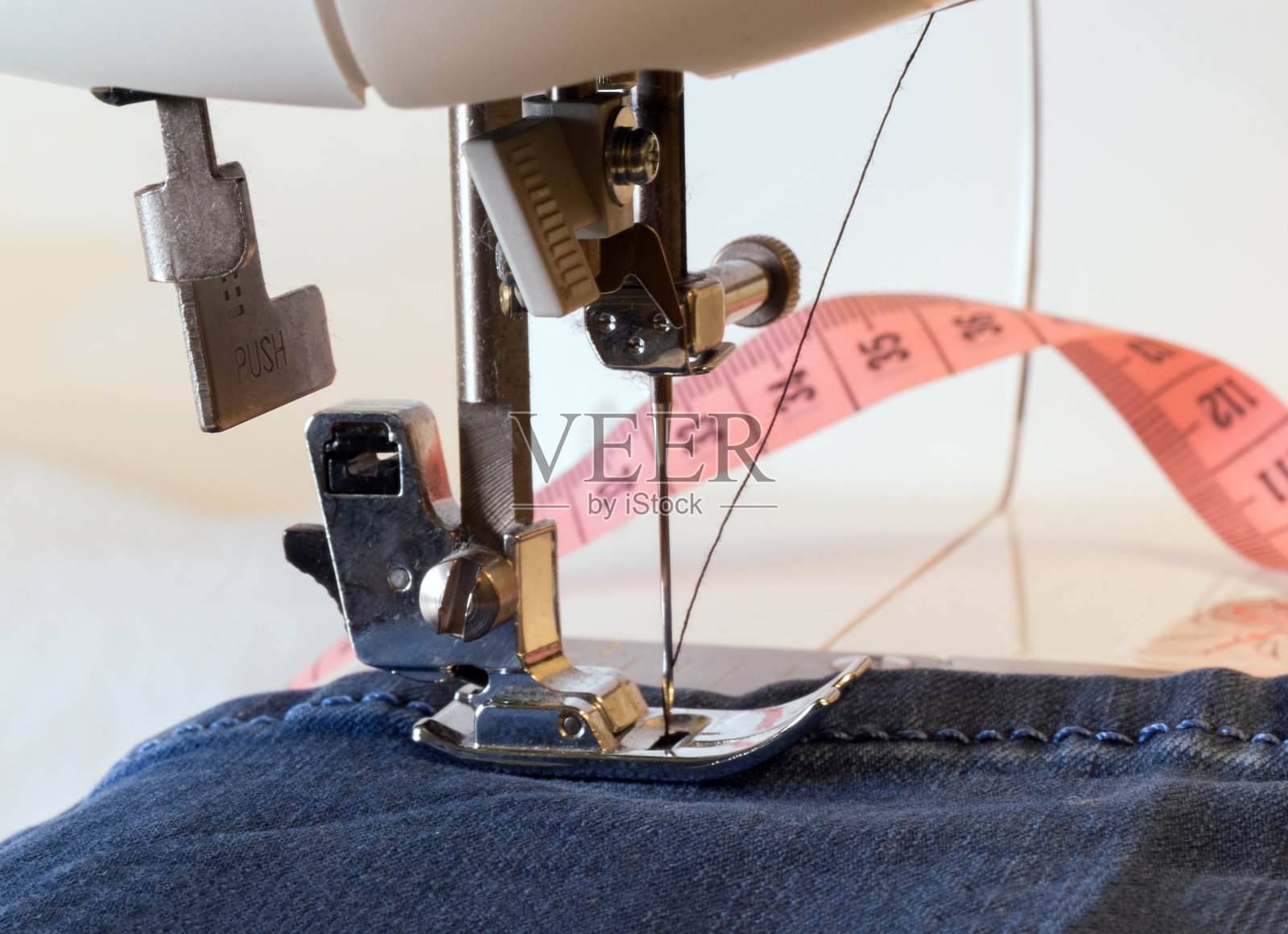 缝纫机及配件。照片摄影图片