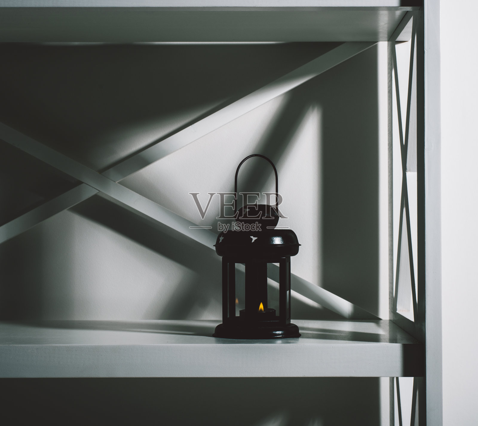 烛光在阴影的架子上照片摄影图片