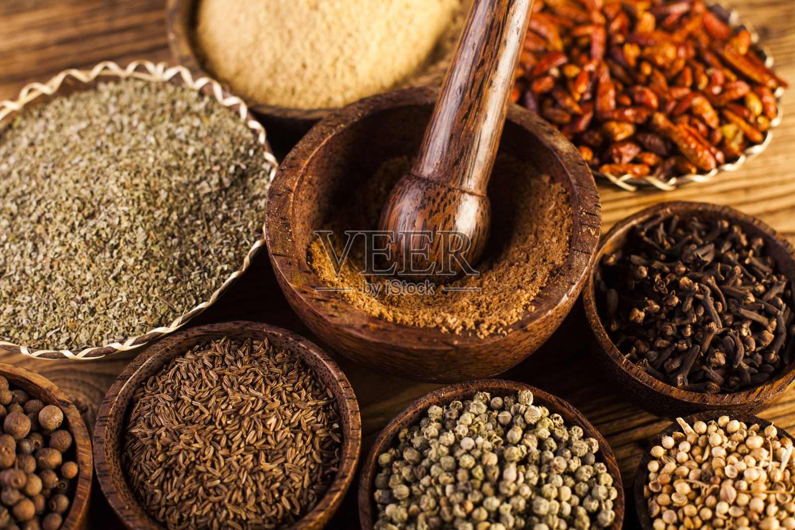 加入香料和香草，口感无缝照片摄影图片