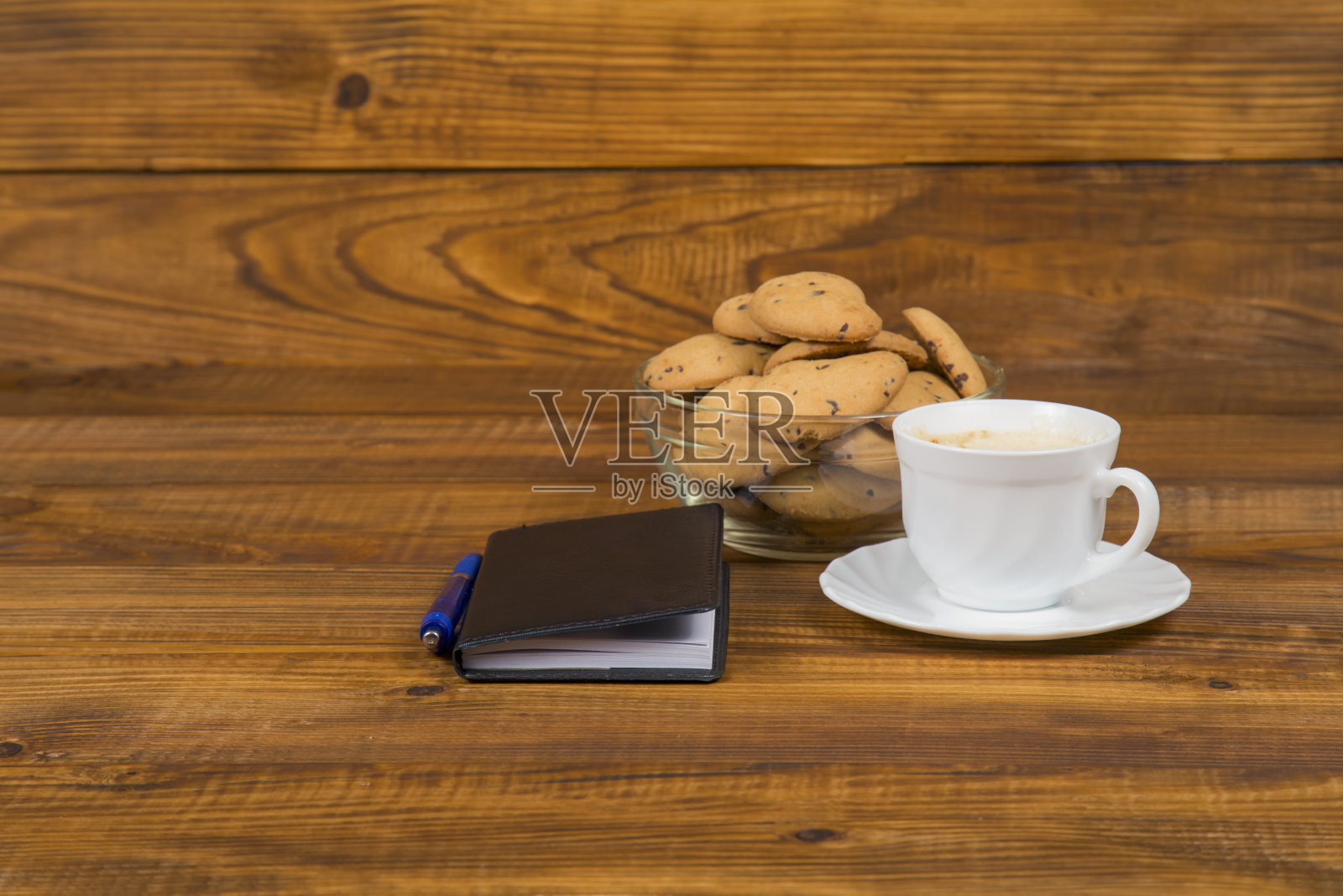 笔记本、咖啡和饼干照片摄影图片
