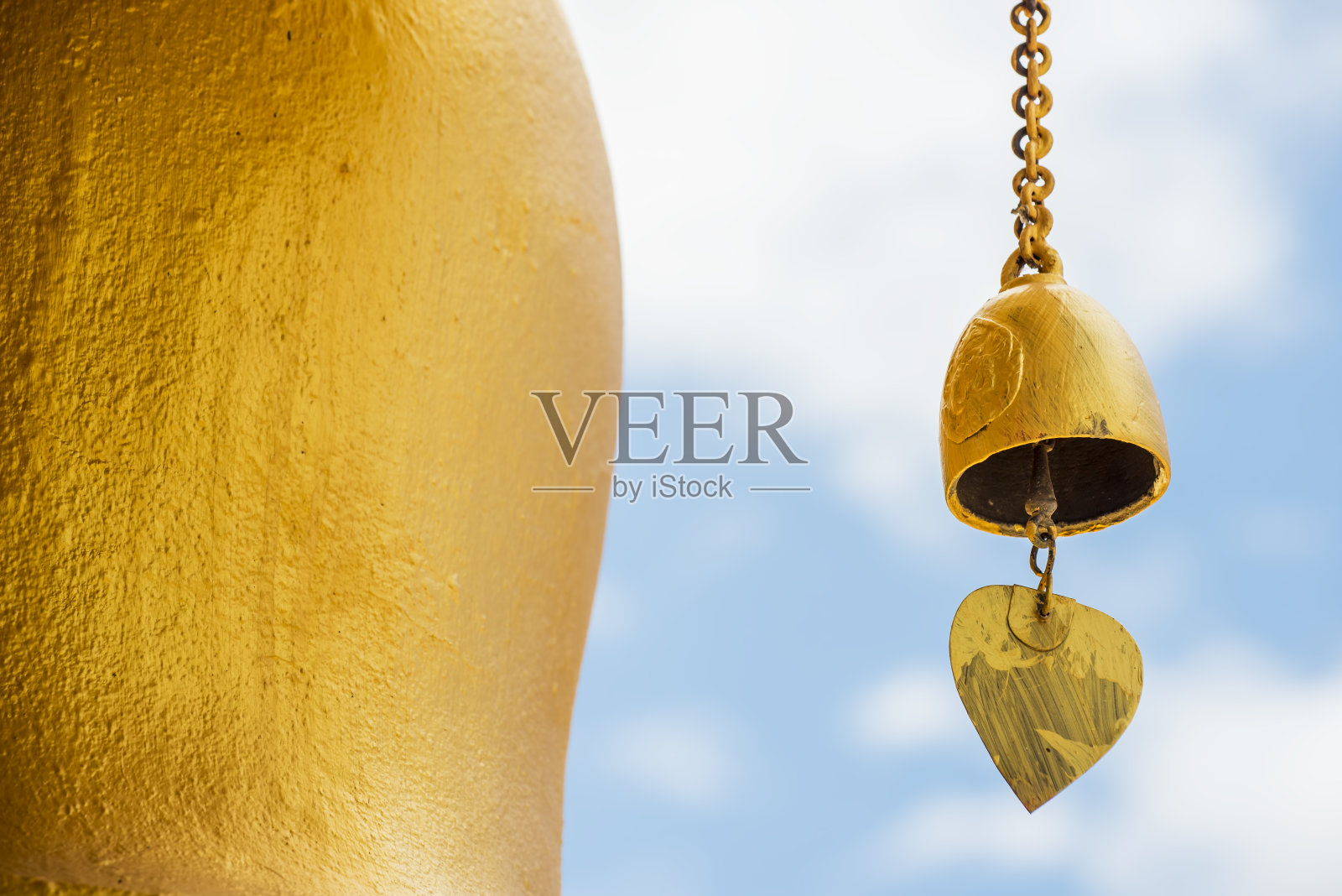 金色的小佛钟在寺庙里照片摄影图片