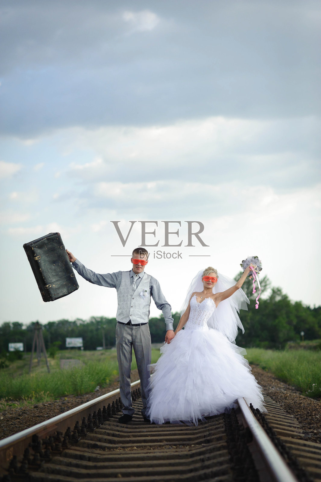 新娘和新郎在铁轨上照片摄影图片