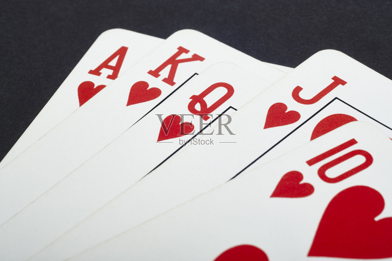 红心同花顺的扑克牌游戏。红色的照片摄影图片