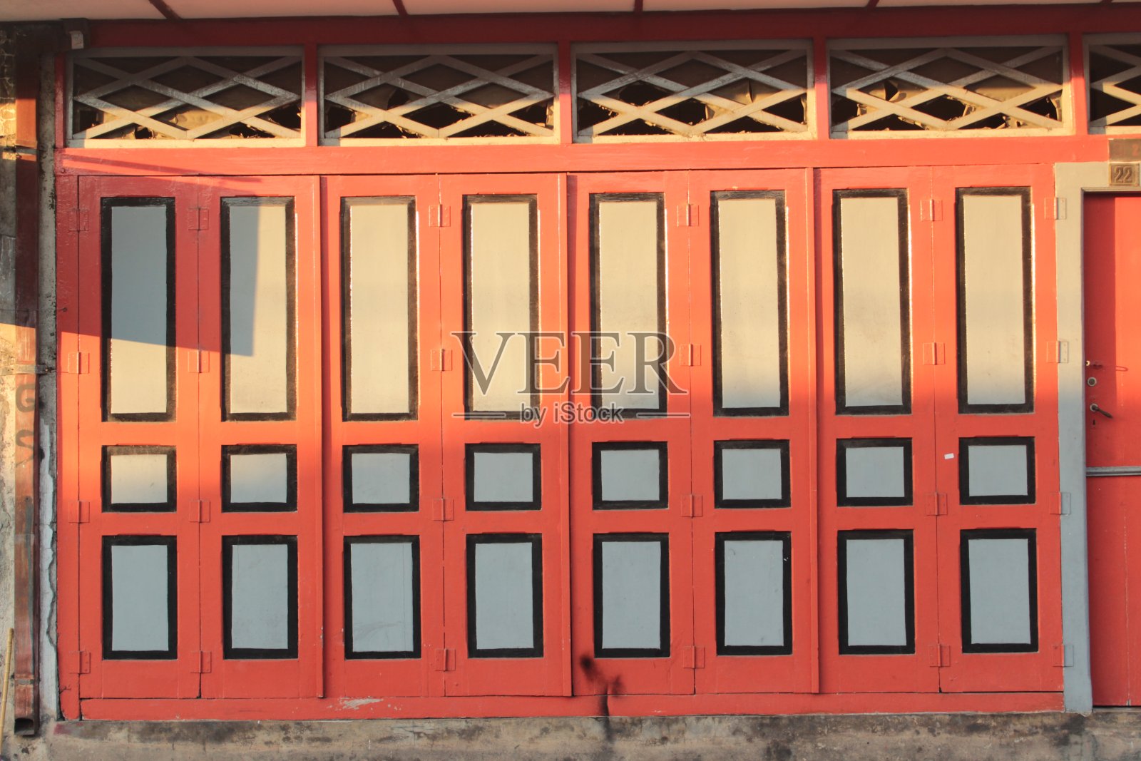 橙色木质商店门照片摄影图片