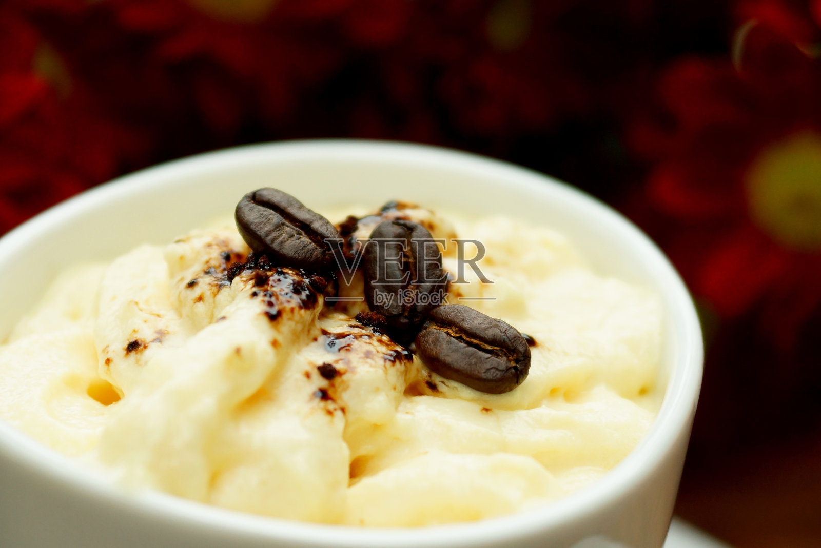 意大利浓咖啡和红菊花照片摄影图片