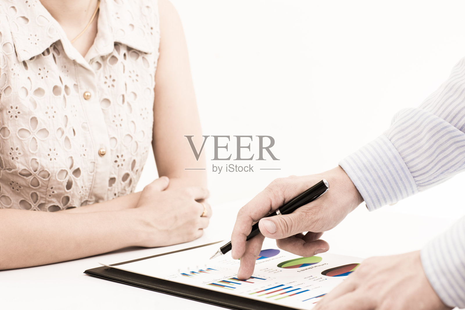 商务人士在开会时在桌上讨论照片摄影图片