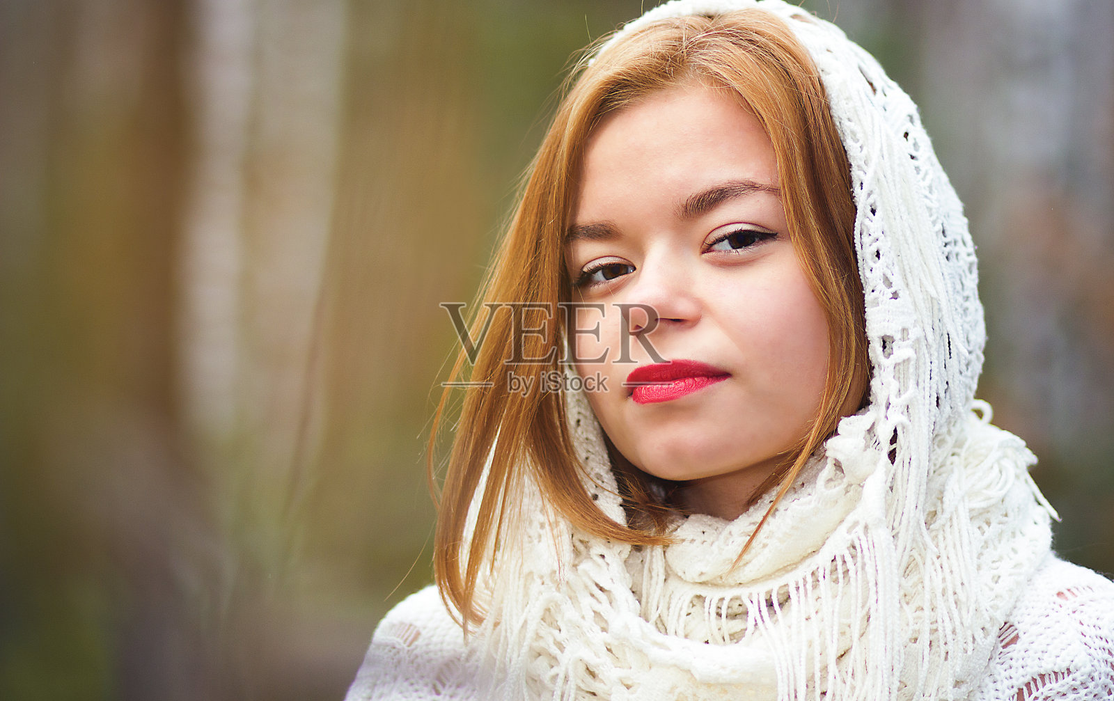 戴着白色围巾的年轻漂亮的女孩照片摄影图片