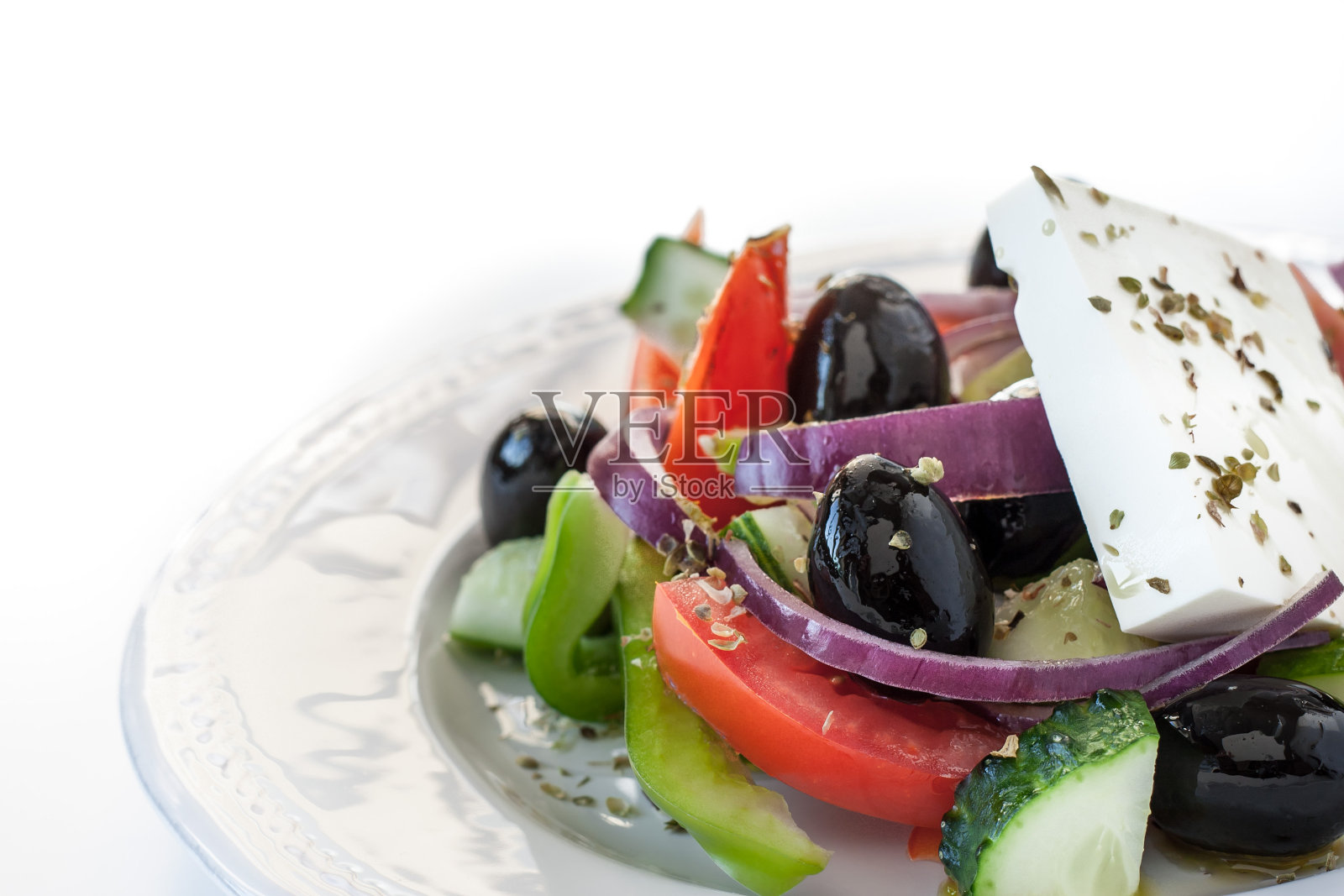 希腊沙拉横放在白色盘子里照片摄影图片