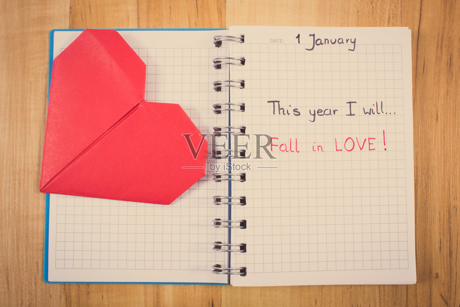 新年决心写在笔记本和红纸心照片摄影图片