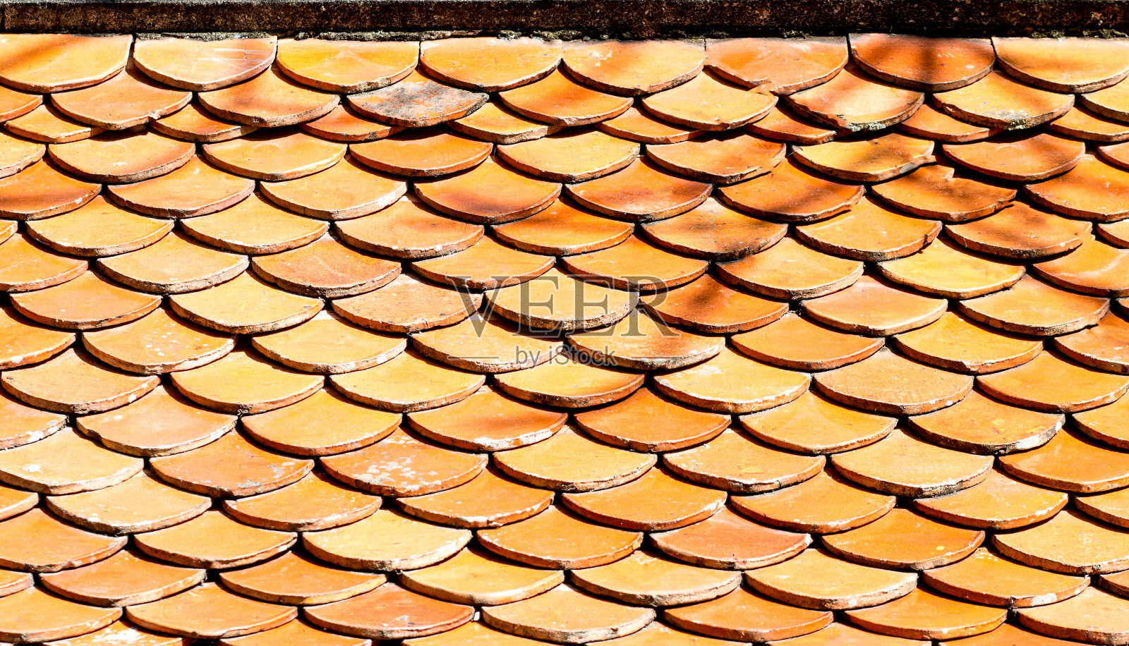 泰国寺庙的屋顶瓦片，古老的橙色照片摄影图片