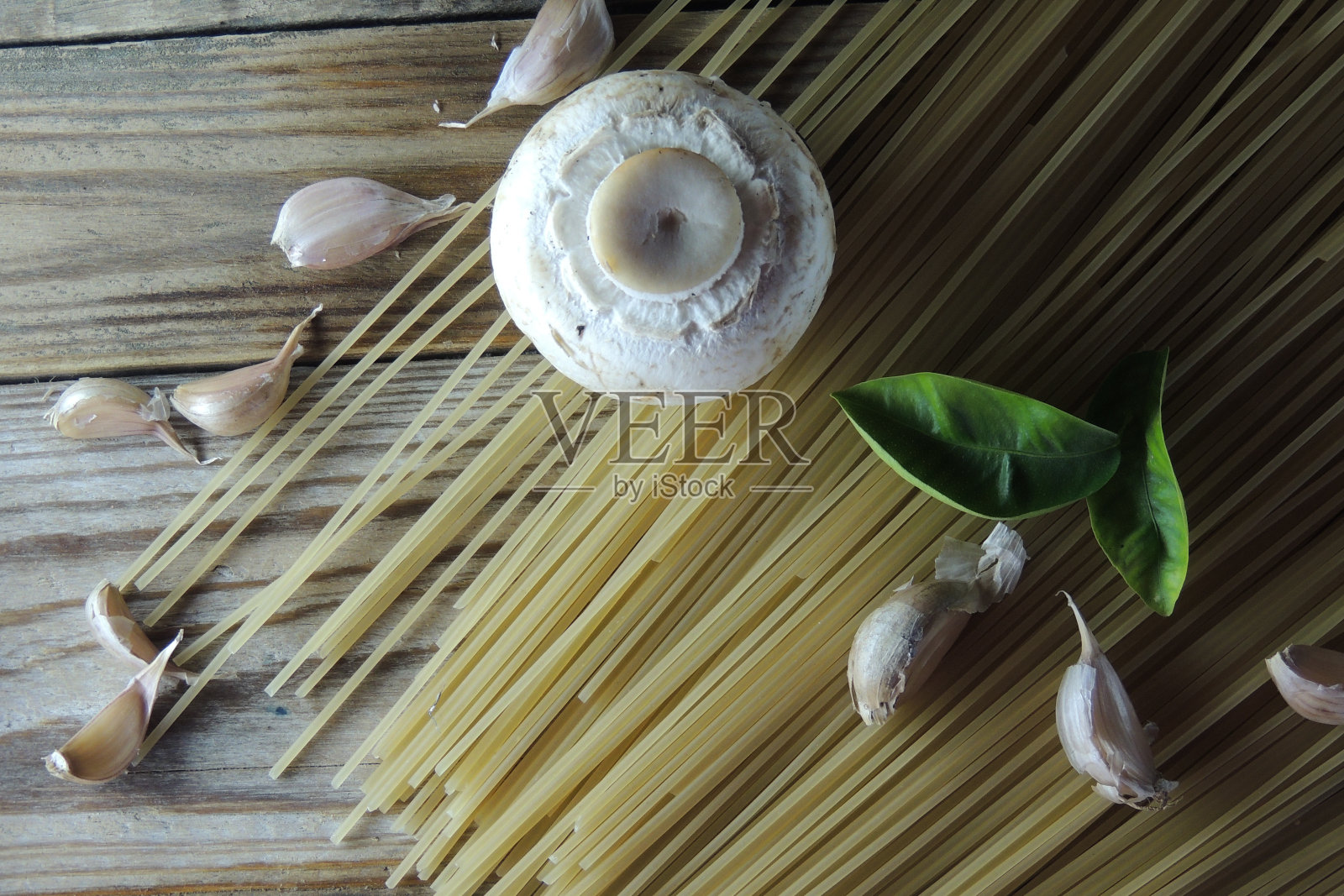 意大利面，蘑菇和大蒜照片摄影图片