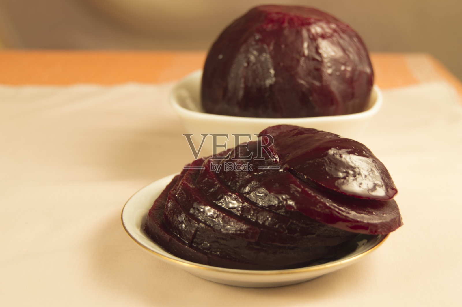 在碟子上煮甜菜片。健康营养概念照片摄影图片