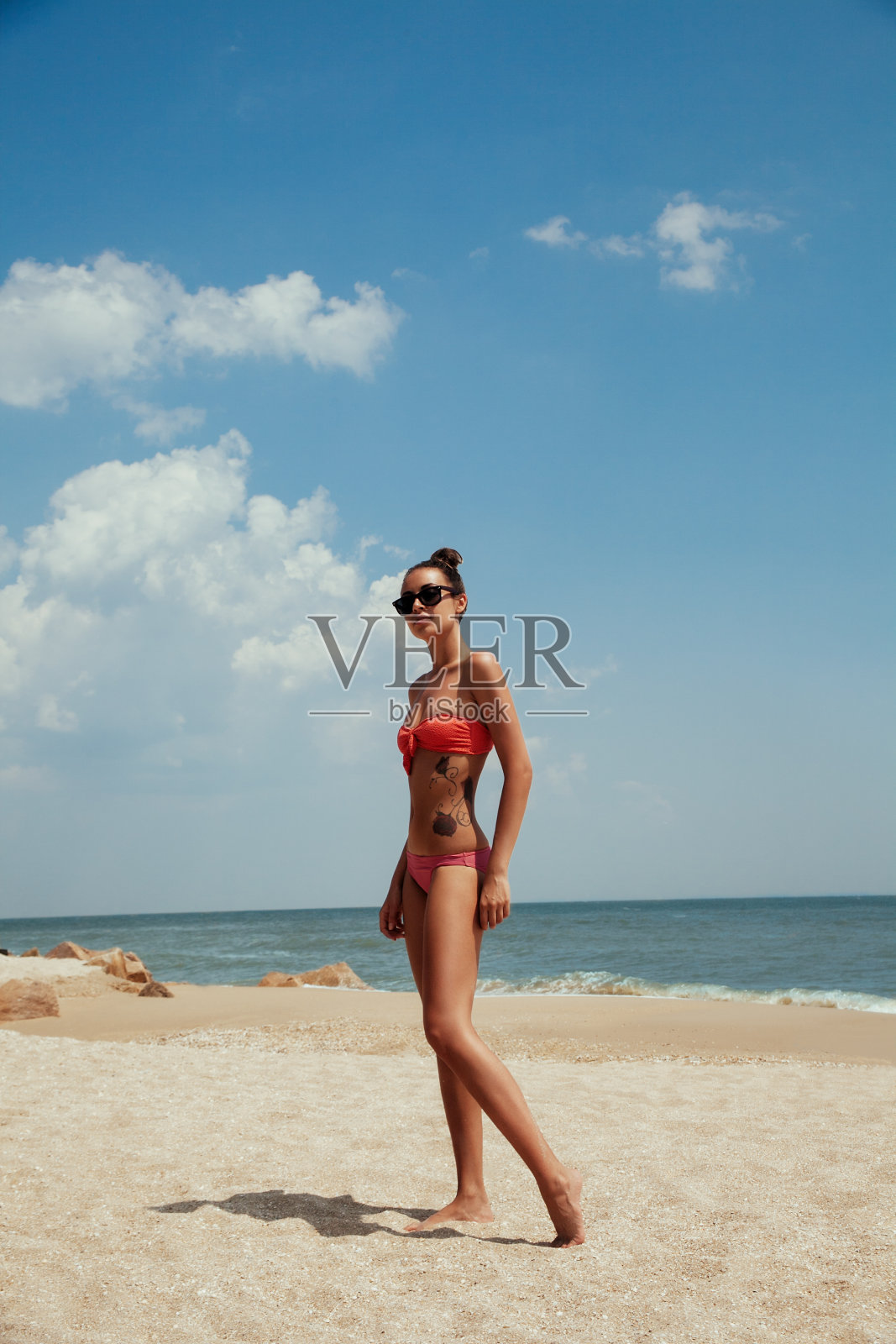 美丽的年轻女孩与海鸥在海上飞翔照片摄影图片