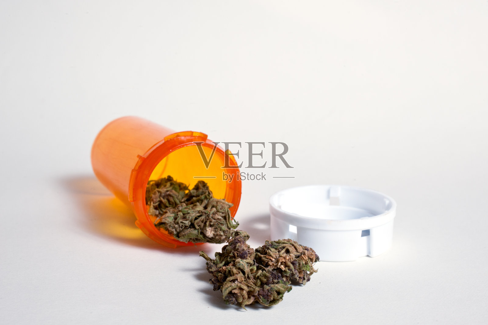 医用大麻装在处方药瓶里水平的。照片摄影图片