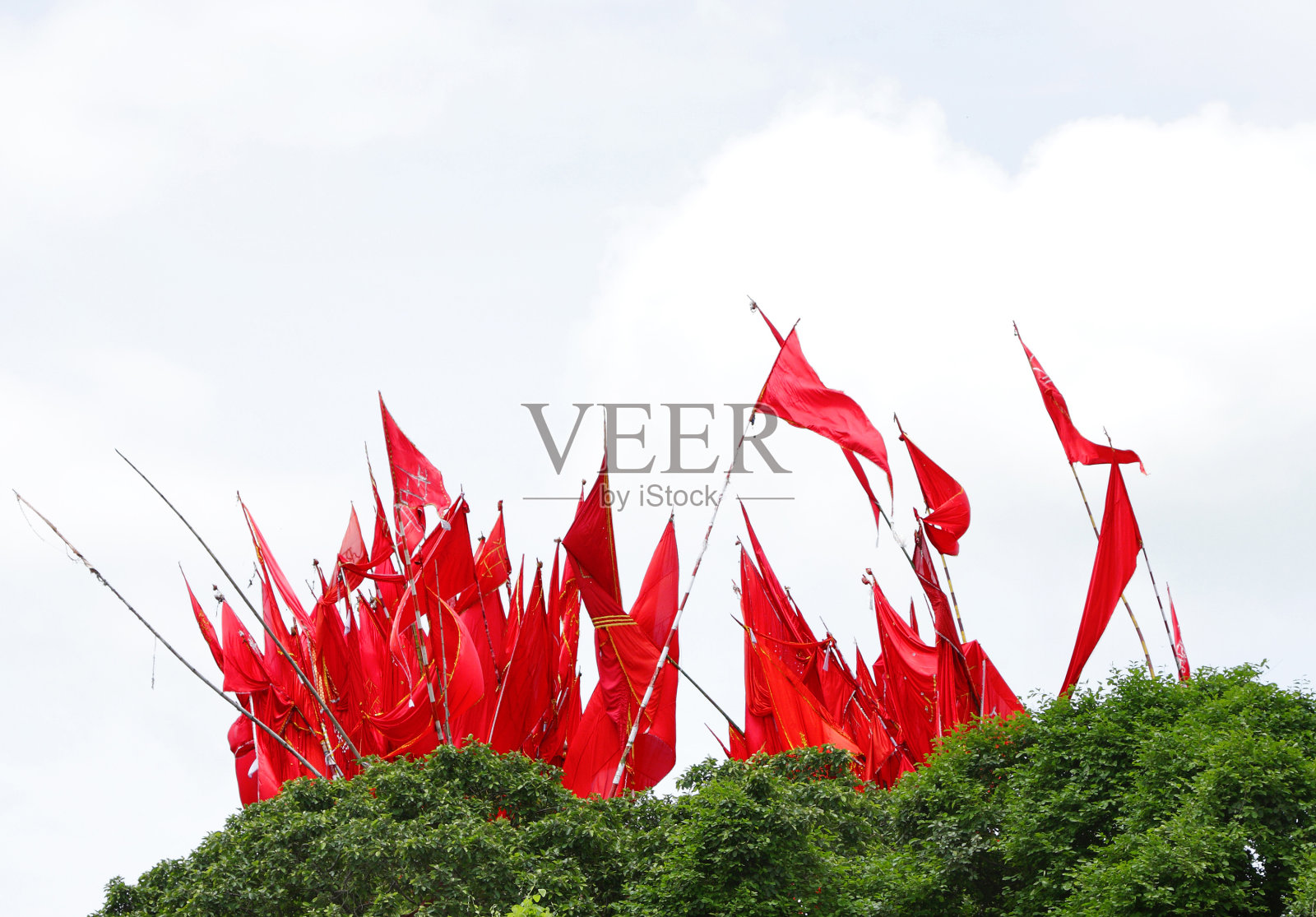 美丽的红旗悬挂在庙宇上方照片摄影图片