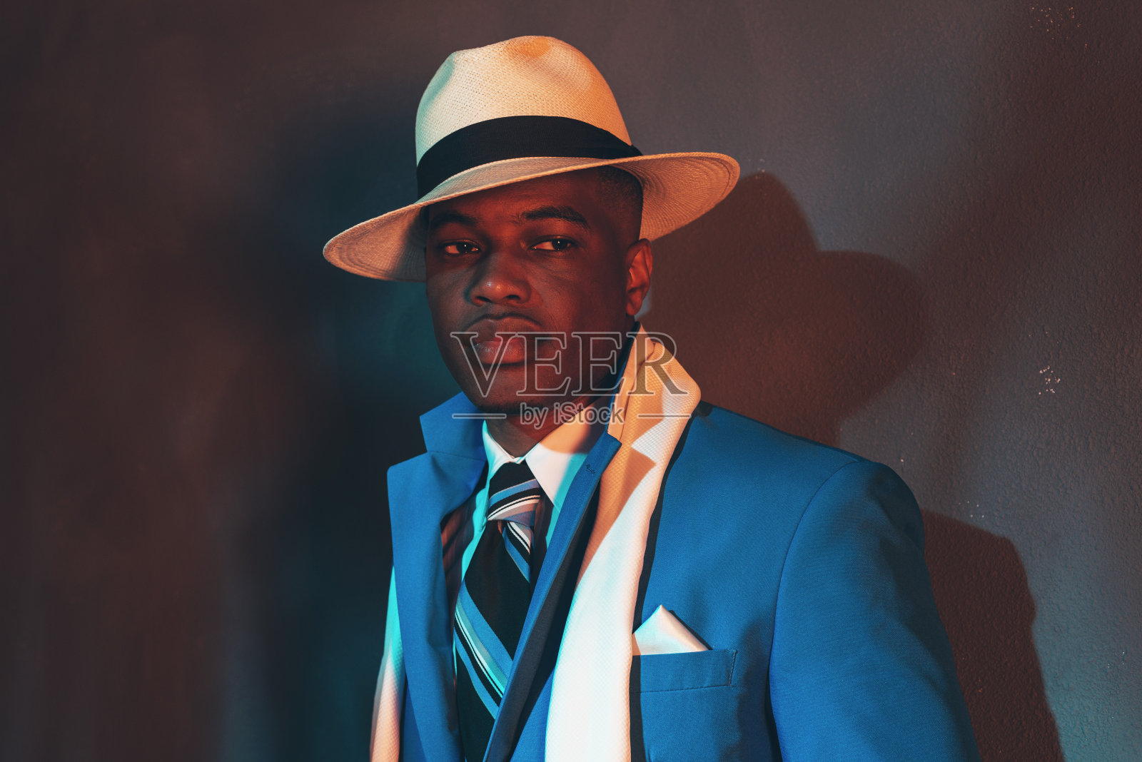 穿着蓝色西装，戴着草帽的非裔美国花花公子。照片摄影图片