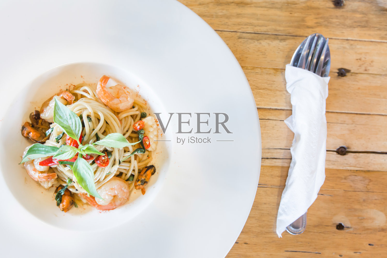 辣味意大利面条海鲜白碟照片摄影图片