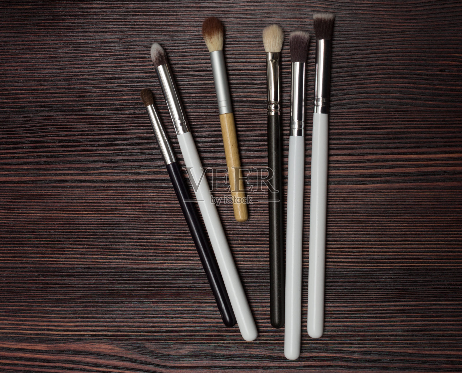 在木制背景上设置笔刷照片摄影图片