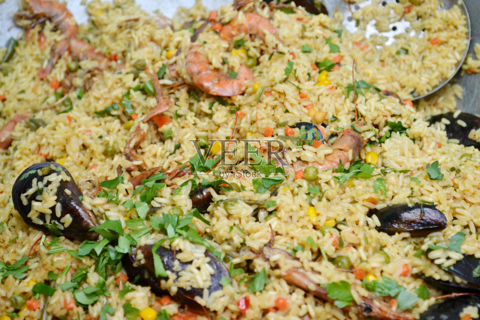 西班牙海鲜饭配贻贝和大虾照片摄影图片