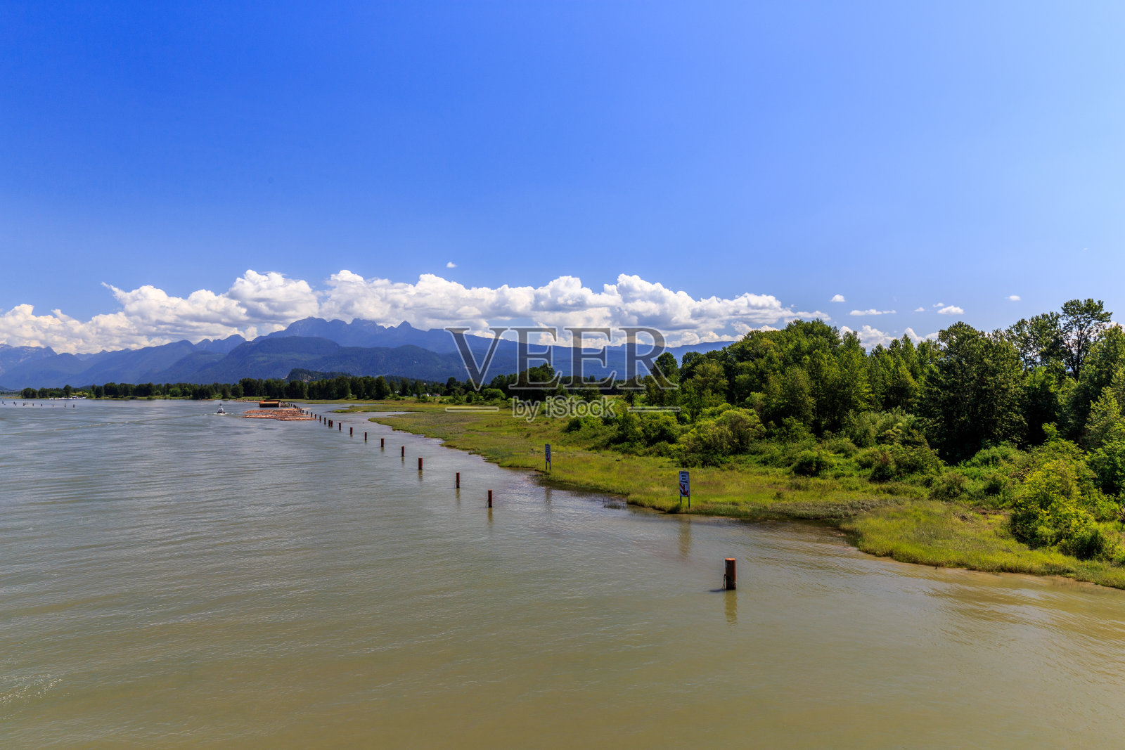 皮特河和金耳山与白云照片摄影图片
