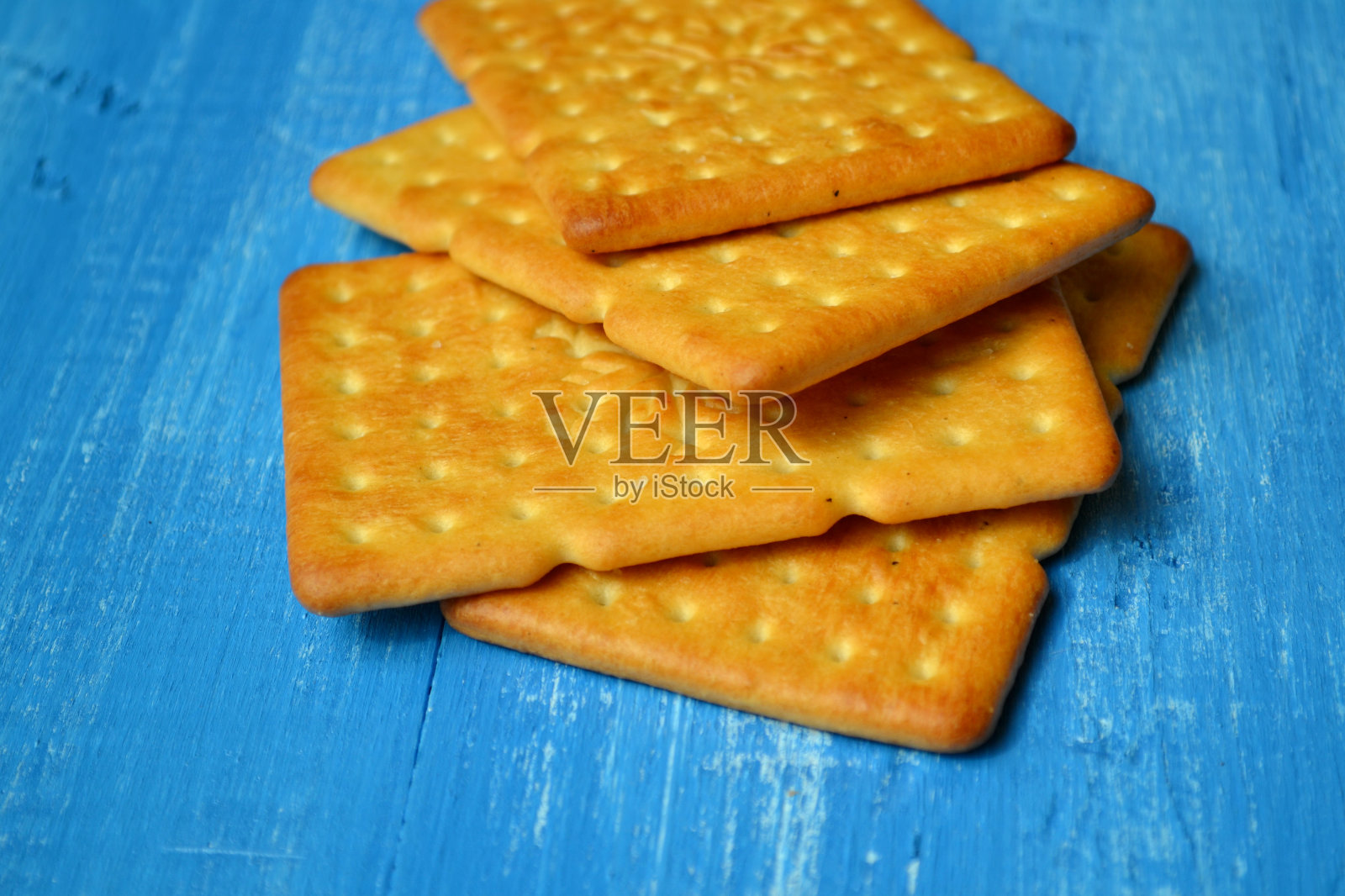 美味的咸饼干在蓝色的木头背景照片摄影图片