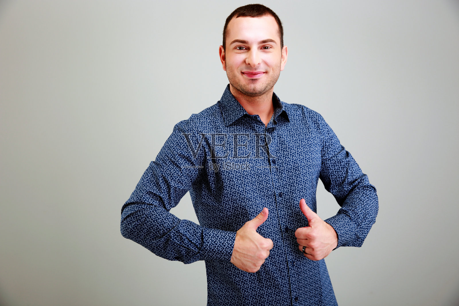 喜欢竖大拇指的搞笑男人照片摄影图片