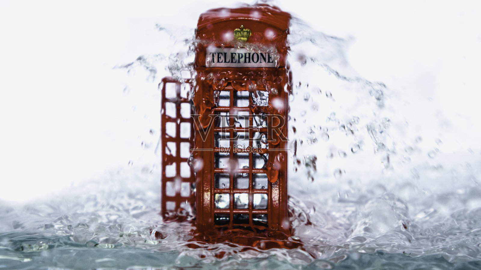 红色电话亭溅满了水照片摄影图片