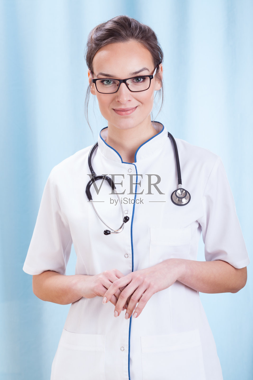 带着听诊器微笑的女医生照片摄影图片