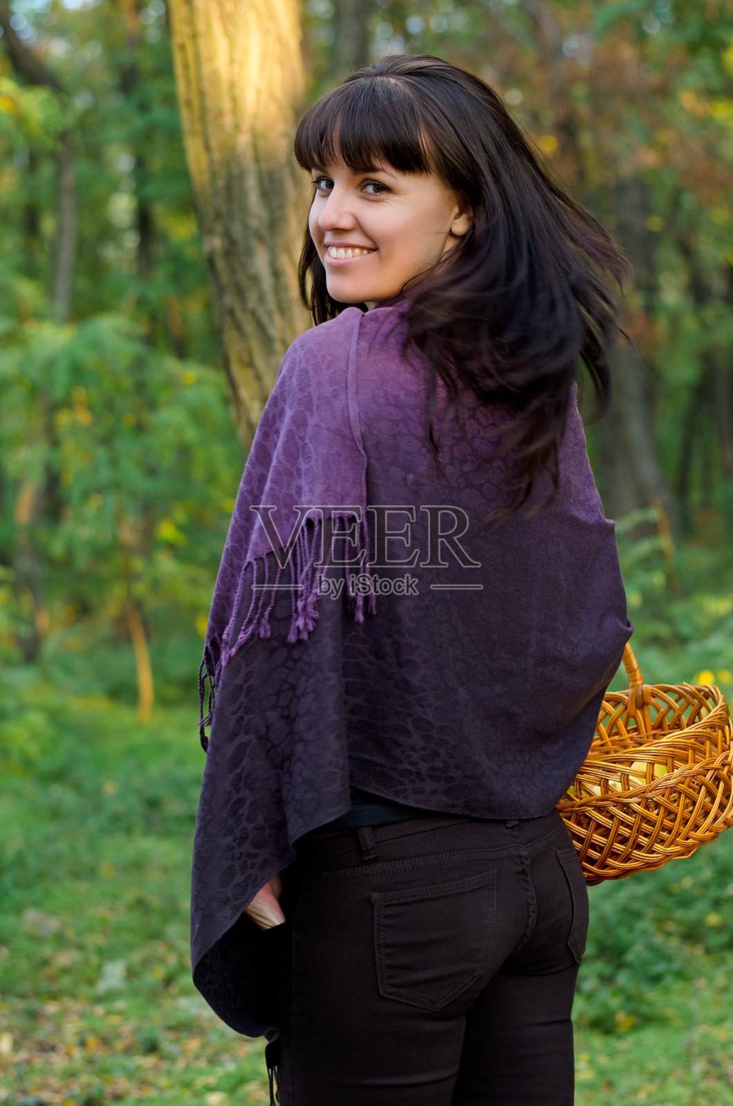 林地里微笑的美女照片摄影图片