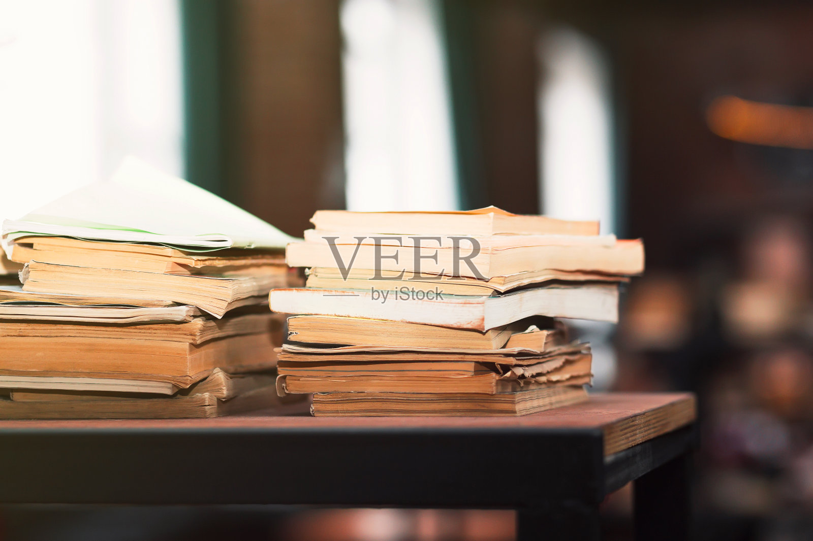 室内的木架上放着书照片摄影图片