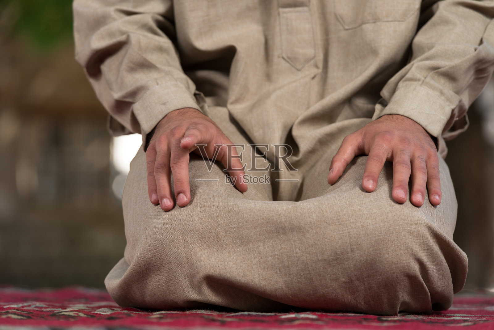 在清真寺祈祷的男性双手特写照片摄影图片