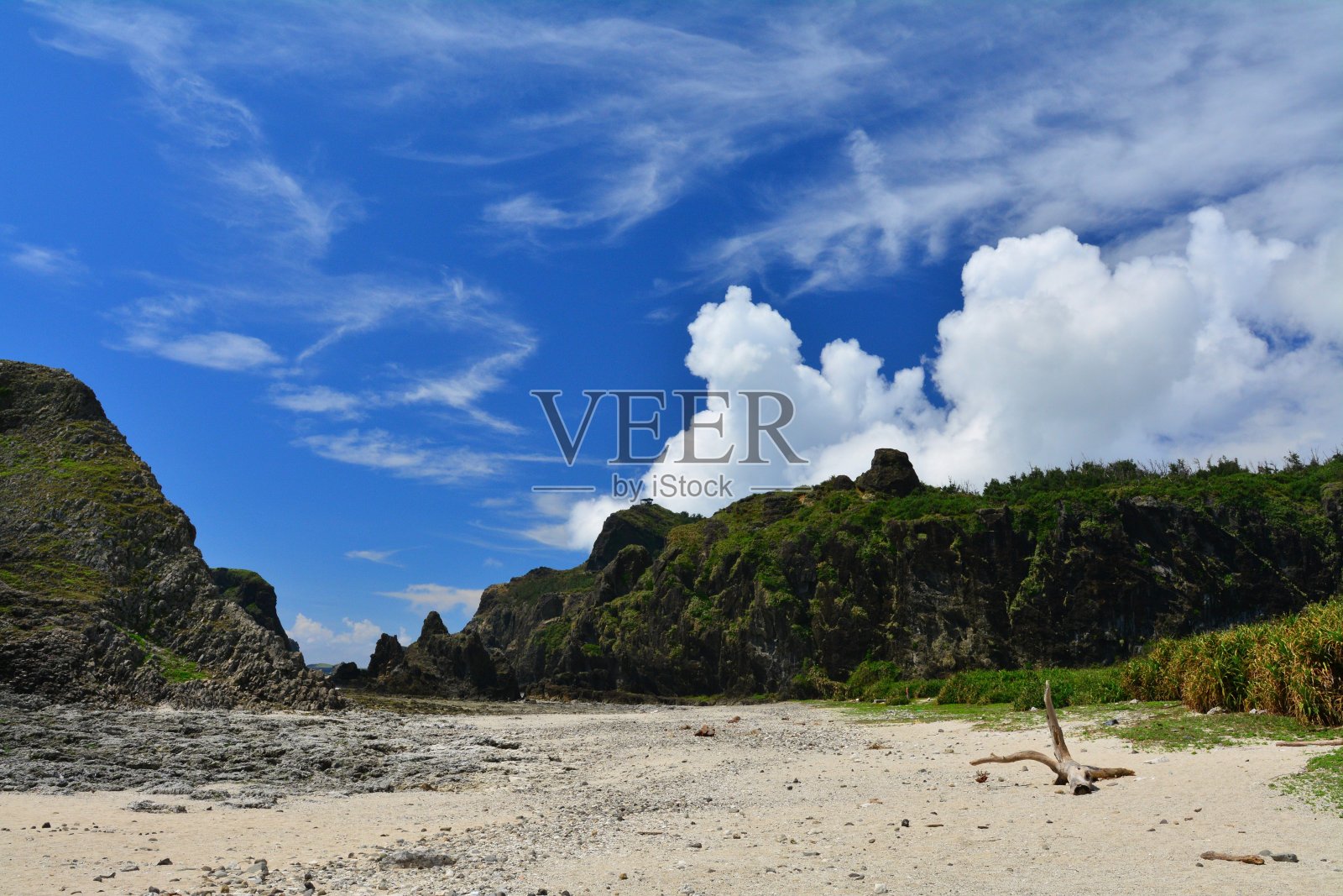 沙滩上的锯齿状岩石和蓝天照片摄影图片