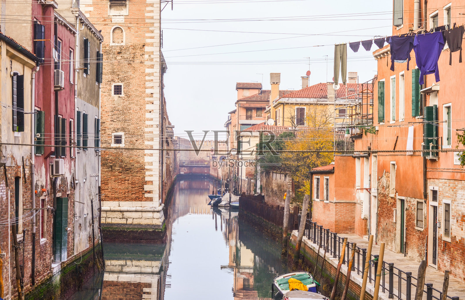 典型的威尼斯街道运河靠近城市兵工厂照片摄影图片