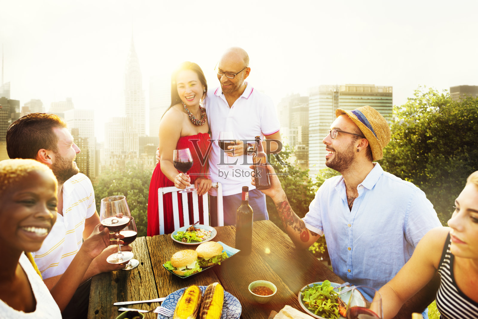 情侣朋友餐饮夏季庆祝概念照片摄影图片