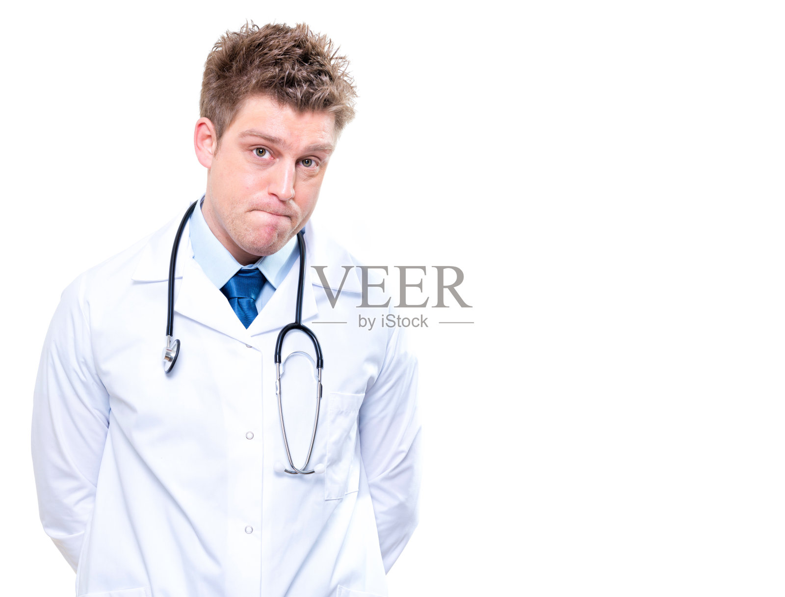 有听诊器的男性医生。孤立的照片摄影图片