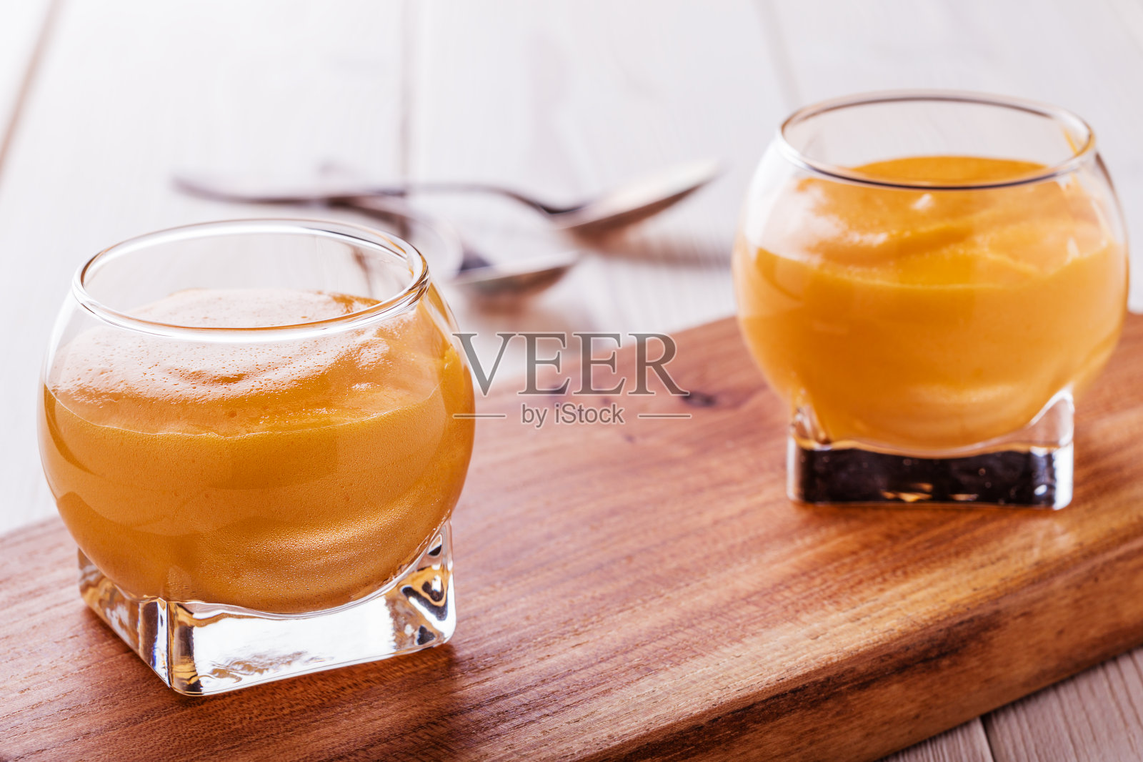 萨巴格里奥尼——意大利酒精甜点。照片摄影图片