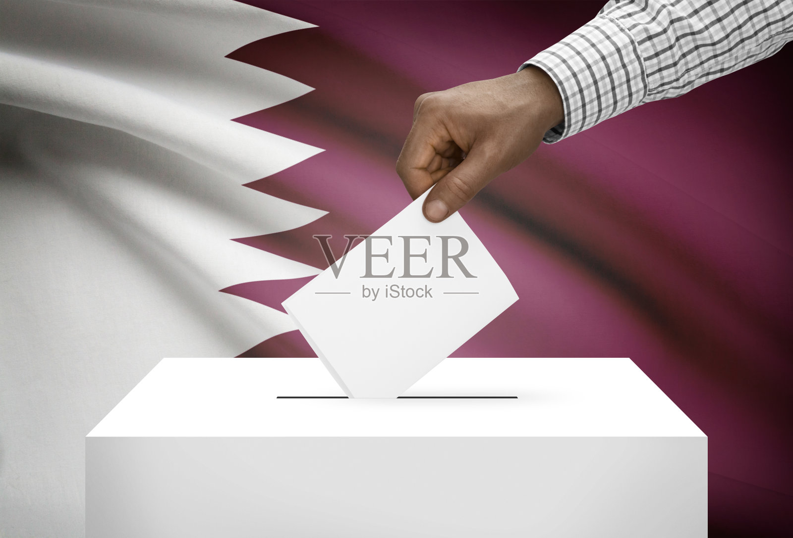 背景为卡塔尔国旗的投票箱照片摄影图片