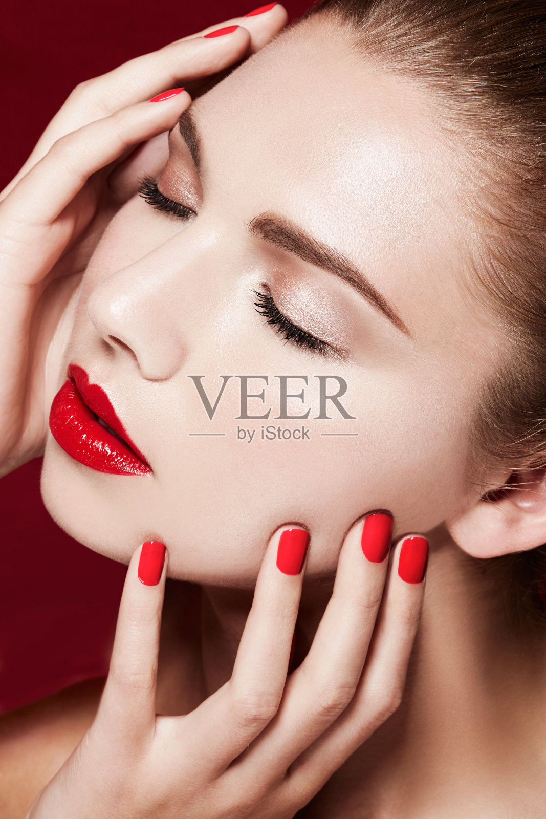 美丽的模特特写美。红色的指甲和嘴唇。照片摄影图片