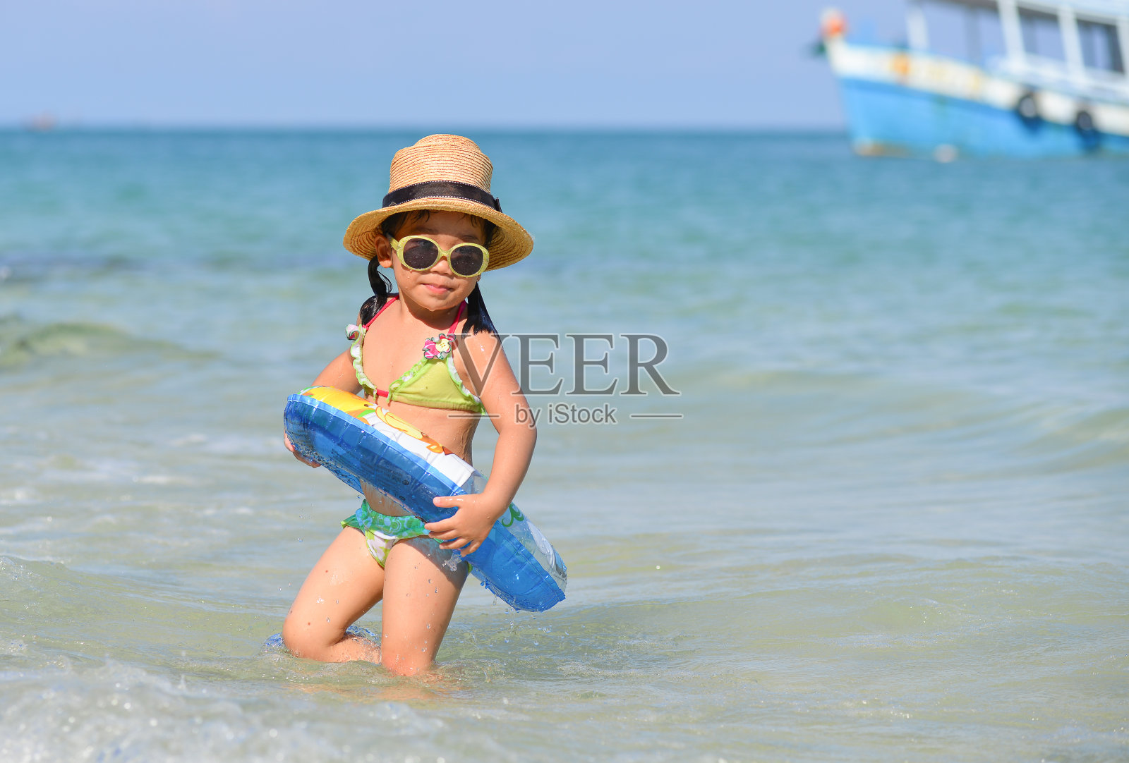 可爱的亚洲女孩享受游泳。照片摄影图片