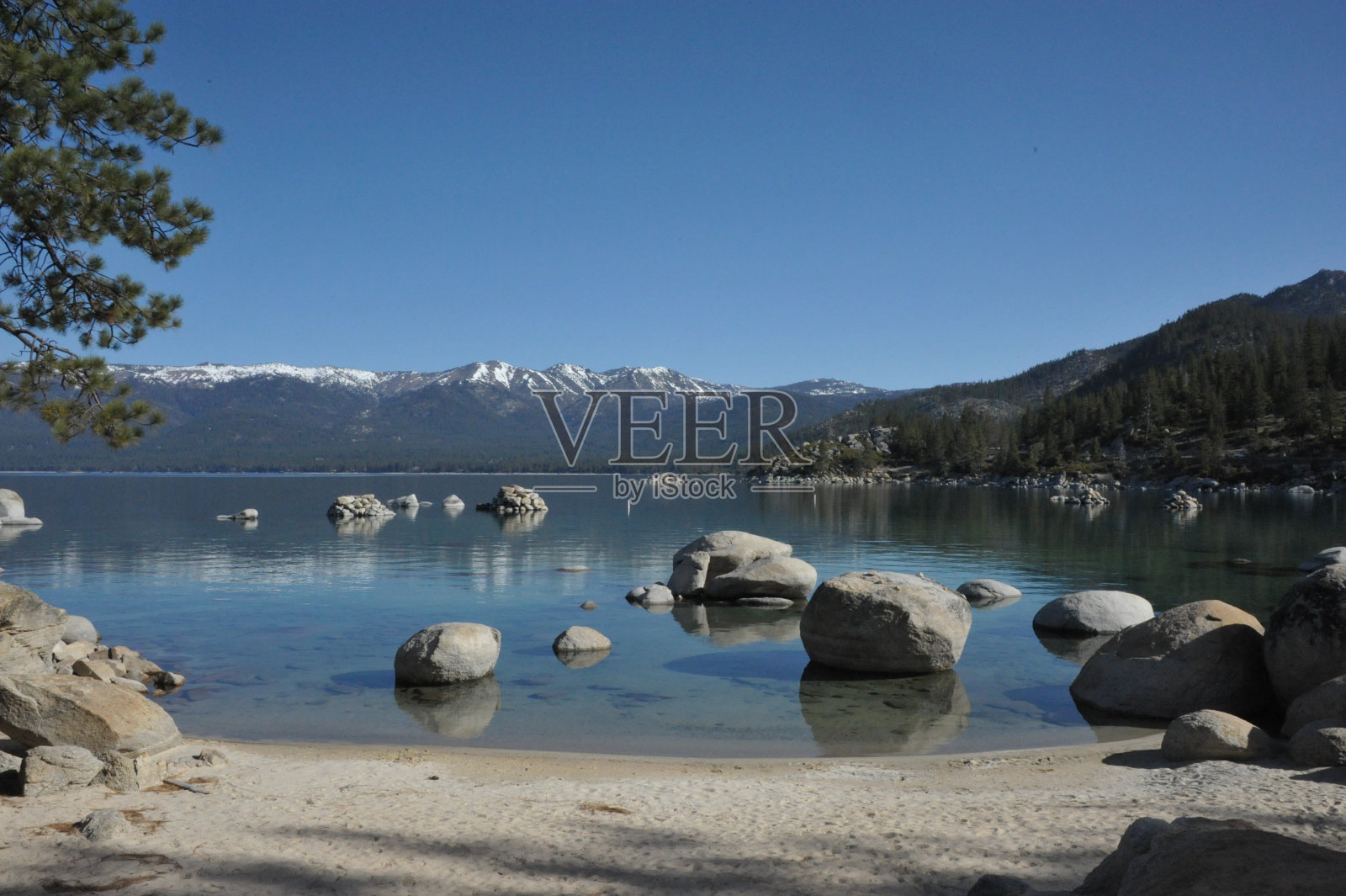 内华达州春天的太浩湖。照片摄影图片