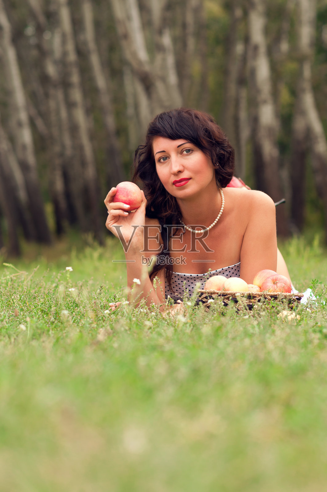 大自然中的美丽女孩照片摄影图片