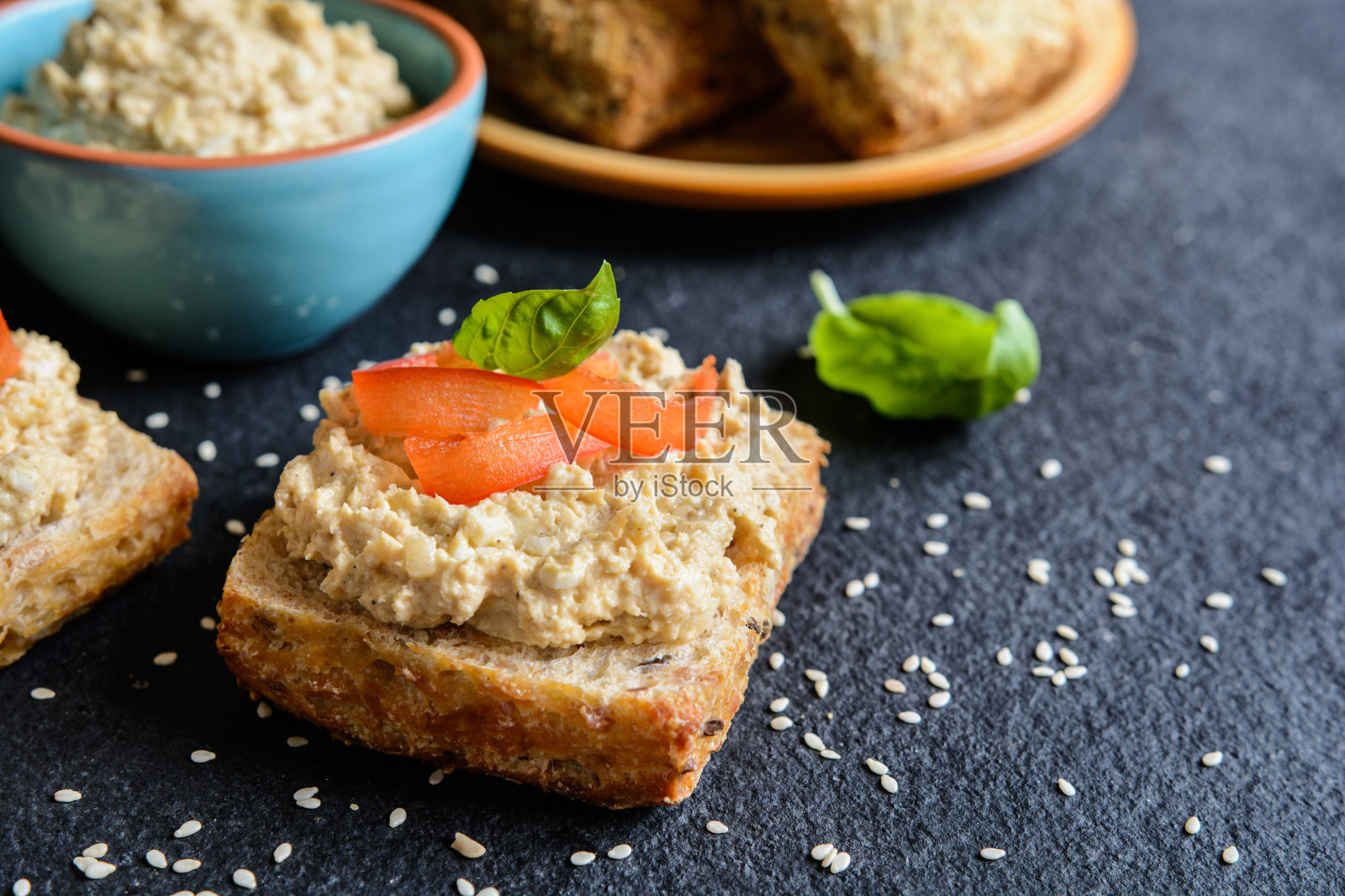 鸡肉上撒洋葱、鸡蛋、芥末和莳萝照片摄影图片