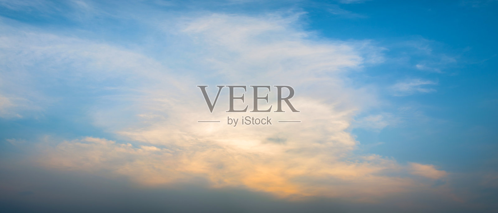 白云柔软的在广阔的蓝天上照片摄影图片