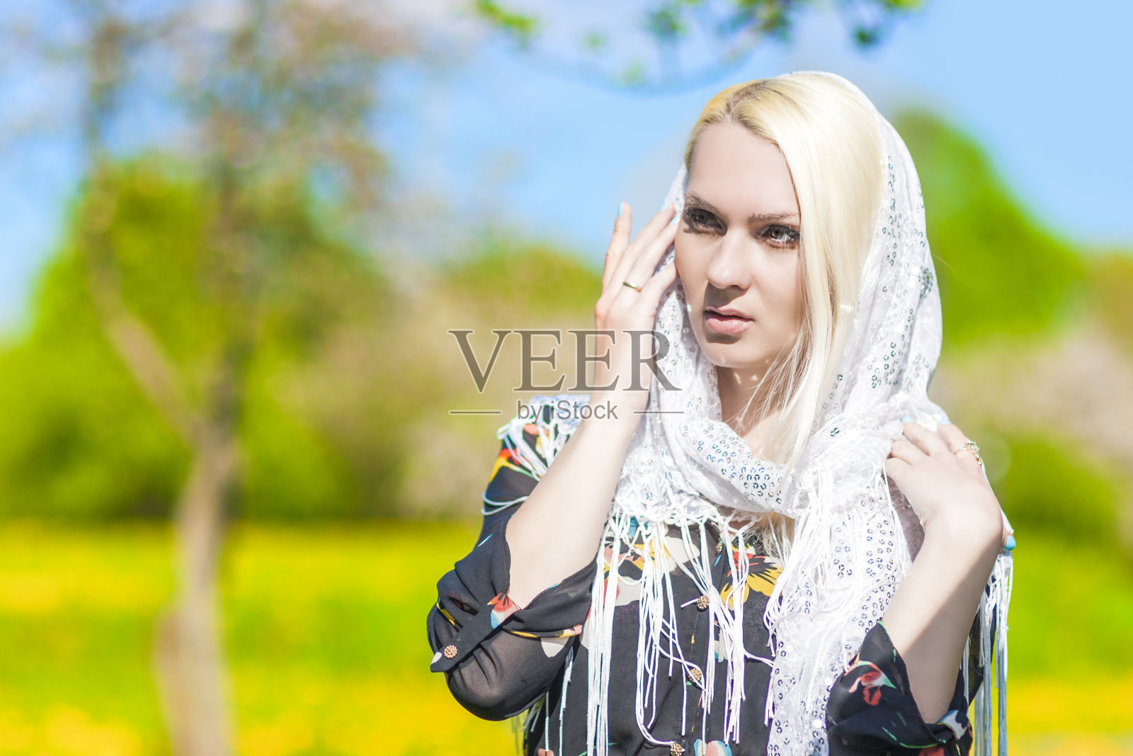 穿着白色披肩的金发白种人女人照片摄影图片