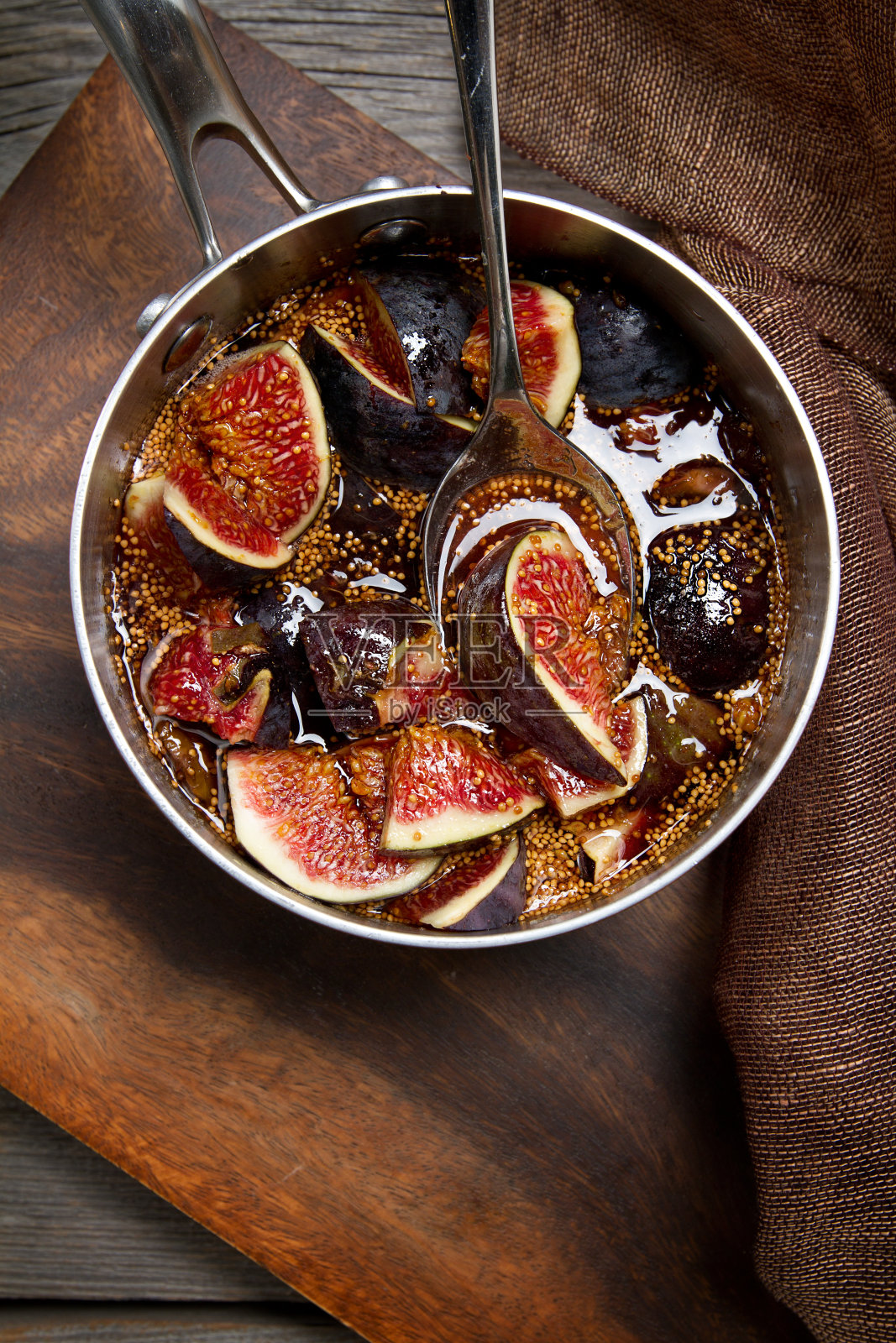 糖浆中的成熟无花果照片摄影图片