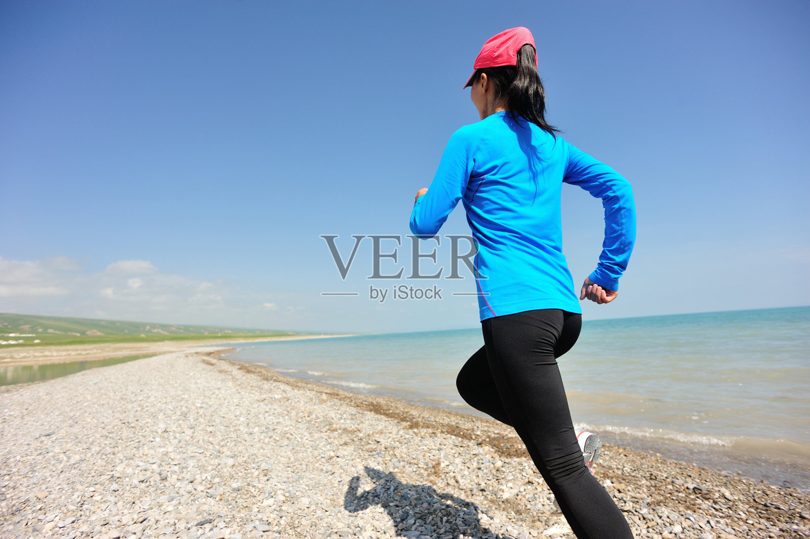 跑步运动员在海边跑步照片摄影图片